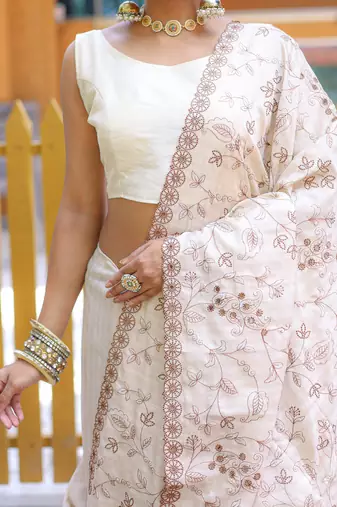 White Classic emboidary border silk bland weaving saree with Blouse