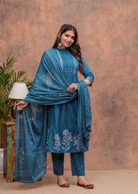 Women blue printed straight kurta suit set 1