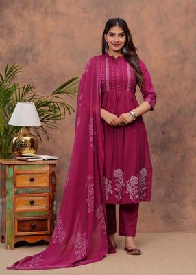 Women maroon printed straight kurta suit set 1