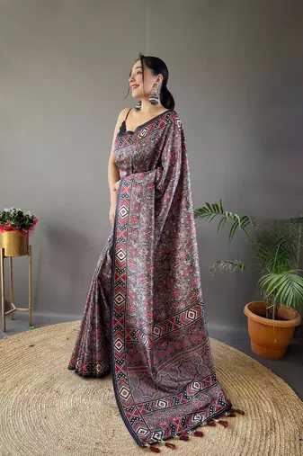 Grey Kalamkari style cotton bland print work saree with Blouse