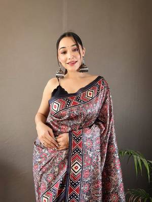 Grey Kalamkari style cotton bland print work saree with Blouse 3