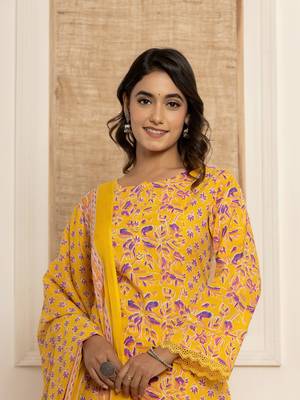  yellow printed pakistani style kurta and trousers with dupatta set 1