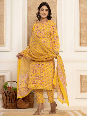  yellow printed pakistani style kurta and trousers with dupatta set 5