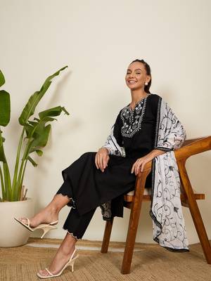 Winered woman black mirror embroidery kurta with  dupatta set 3