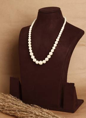 Pearl Necklace In White 4