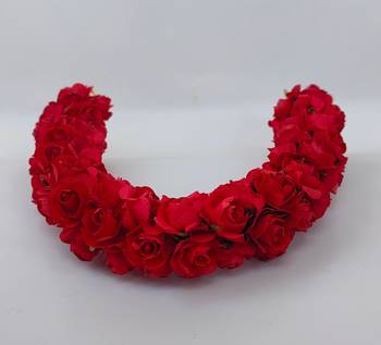 Red rose gajra 1