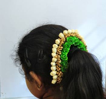 Green hair gajra 1