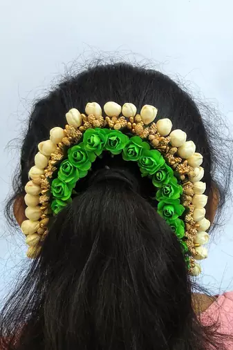 Green hair gajra