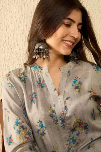 women grey poly rayon floral printed regular tunic