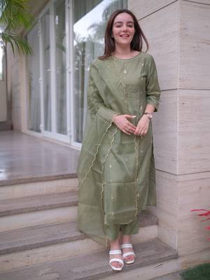 Janasya women's green chinon solid kurta with pant and dupatta 1