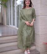 Janasya women's green chinon solid kurta with pant and dupatta