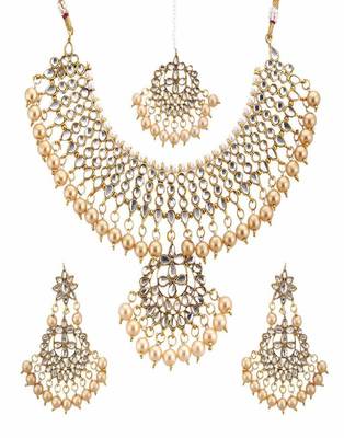 Bridal Elegance Necklace Set with Pearls, Transparent Stones, and Circle Pendant 2