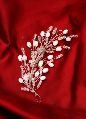 Women embellished comb pin 2