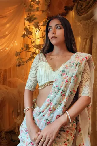 Cream Colour Georgette Fabric Trending Saree With Heavy Work Un-Stitched Blouse
