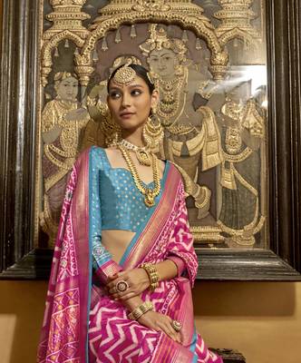 Elora Soft Silk Chevron Pattern With Foil Printed Patola Saree (Pink) 3