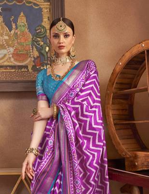 Elora Soft Silk Chevron Pattern With Foil Printed Patola Saree (Pink) 3