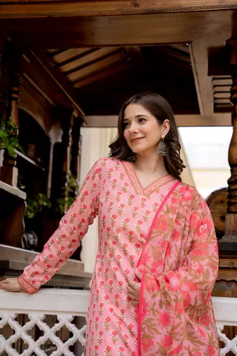 women pink rayon blend floral printed straight kurta trouser with dupatta