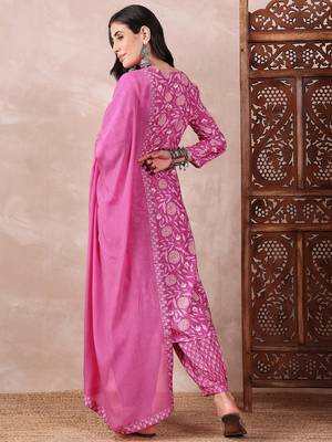 women pink rayon blend floral printed straight kurta salwar with dupatta 4