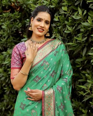 Women Green Ikkat Patola Silk Woven Zari Border Rich Pallu Saree With Blouse For Women 4