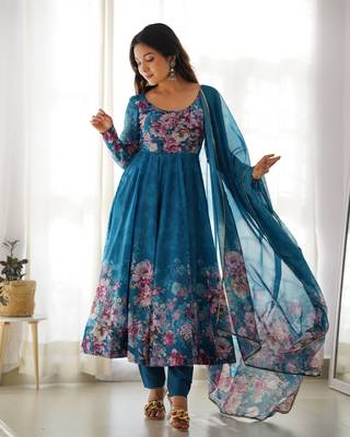 Soft Organza Silk Fabric Fully Flair Kali Pattern Attached Padded And Zipper Gown With Dupatta And Pent 3