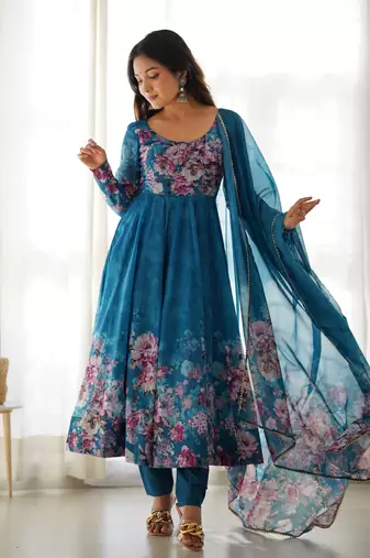 Soft Organza Silk Fabric Fully Flair Kali Pattern Attached Padded And Zipper Gown With Dupatta And Pent