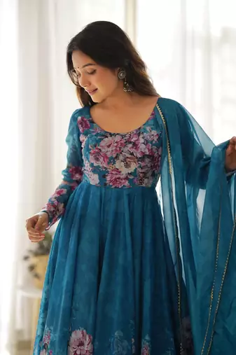 Soft Organza Silk Fabric Fully Flair Kali Pattern Attached Padded And Zipper Gown With Dupatta And Pent