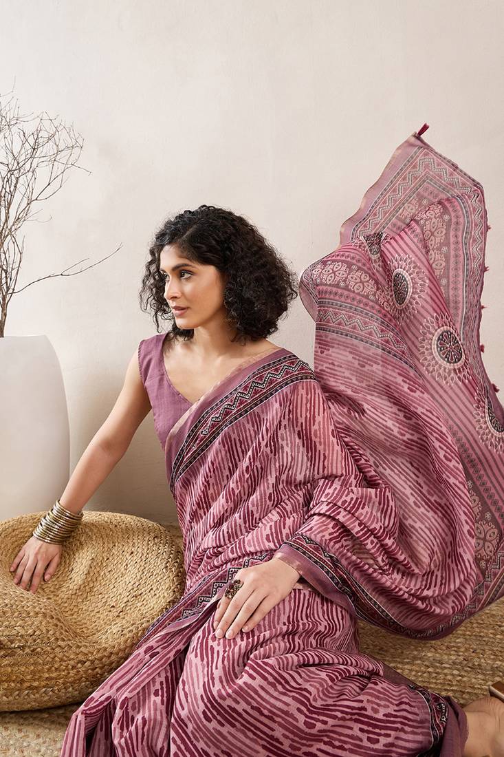 women mauve linen blend geometric printed saree