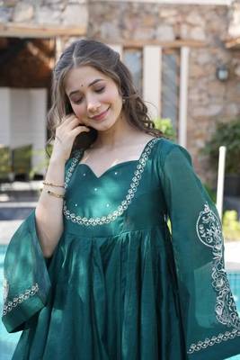 Alluring Green Chanderi Suit Set 2