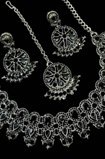 Neacklesh  set .moti  ,kundan