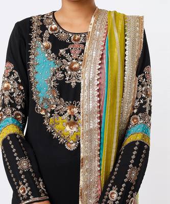 Black embroidered kurta set 4