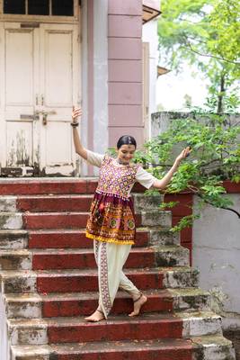 Off-white embroidered Navratri kedia with off-white tulip pant. Elegant outfit for Navratri festival. 1