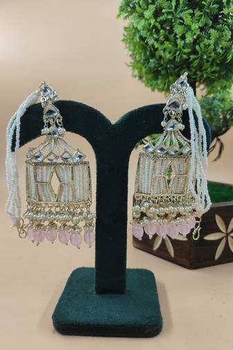   Traditional earrings for wo  and girls