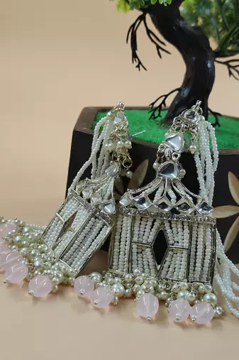   Traditional earrings for wo  and girls