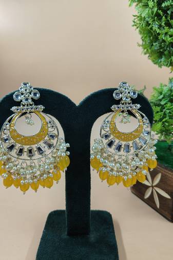   Traditional earrings for wo  and girls