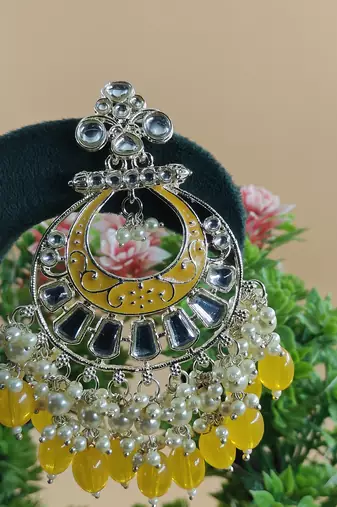   Traditional earrings for wo  and girls
