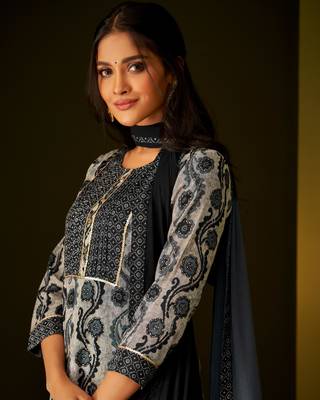 Dresoul floral printed straight kurta with palazzos & dupatta 5