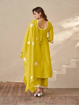 Dresoul floral embroidered regular thread work kurta with palazzos & with dupatta 2