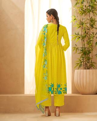Dresoul floral printed v neck sleeveles kurta with palazzos & with dupatta 2