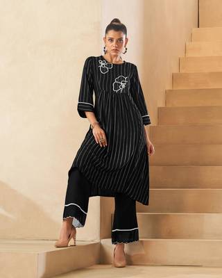 Black vertical foil print embroidered viscose kurta set 3