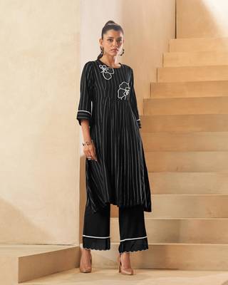 Black vertical foil print embroidered viscose kurta set 4