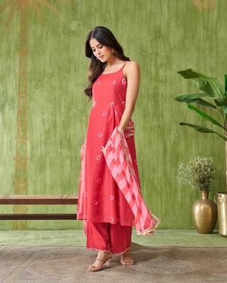 Dresoul dyed regular square neck sleeveless straight kurta with pyjama & dupatta 4