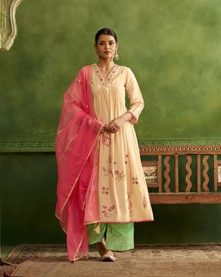 Dresoul white embroidered flared kurta set with pink embellished dupatta 1