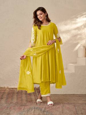 Dresoul floral embroidered regular thread work kurta with palazzos & with dupatta 5