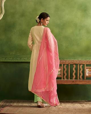 Dresoul white embroidered flared kurta set with pink embellished dupatta 2
