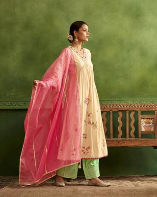 Dresoul white embroidered flared kurta set with pink embellished dupatta 3