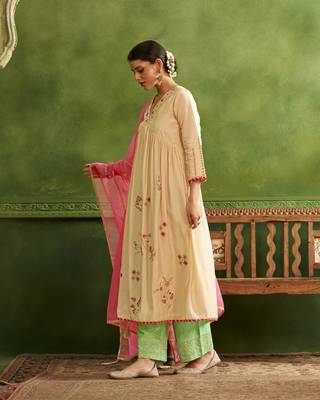 Dresoul white embroidered flared kurta set with pink embellished dupatta 4