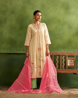 Dresoul white embroidered flared kurta set with pink embellished dupatta 5