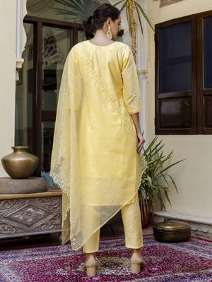 Vredevogel silk blend women embroidered kurta and pant set with dupatta 2