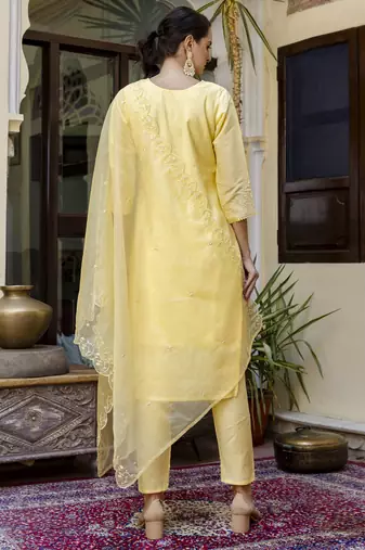 Vredevogel silk blend women embroidered kurta and pant set with dupatta