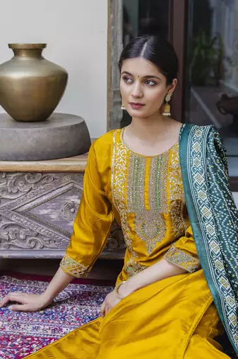 Vredevogel  women   s viscose roman silk embroidery straight kurta pant with dupatta set